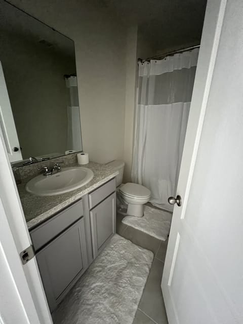 Combined shower/tub, towels, toilet paper