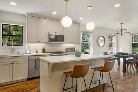 Private kitchen | Fridge, microwave, oven, stovetop