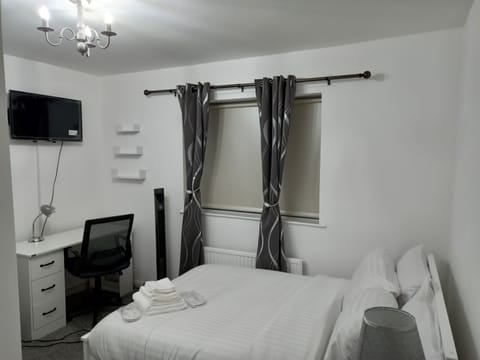 4 bedrooms, in-room safe, desk, iron/ironing board