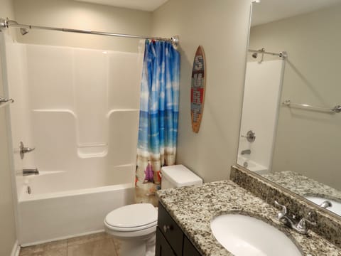 Combined shower/tub, towels