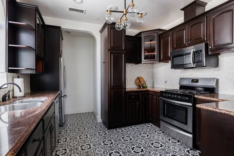 Cooking has never been more enjoyable in this modern and spacious kitchen.