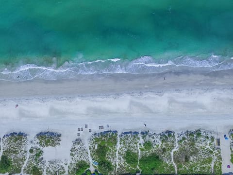 Beach nearby, sun loungers, beach towels