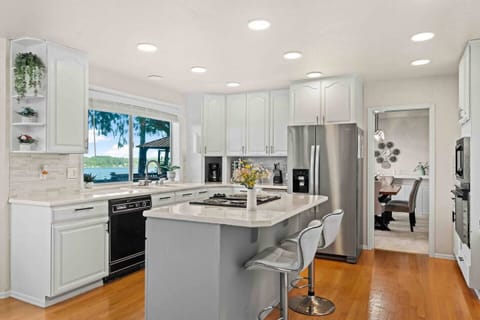 Full kitchen with island sits 2