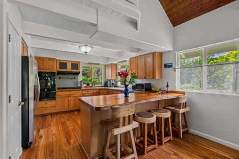 Large center island and bar seating