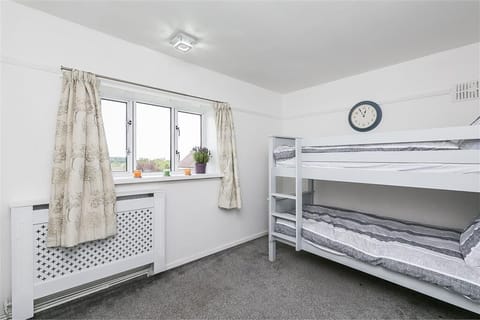 4 bedrooms, in-room safe, desk, iron/ironing board