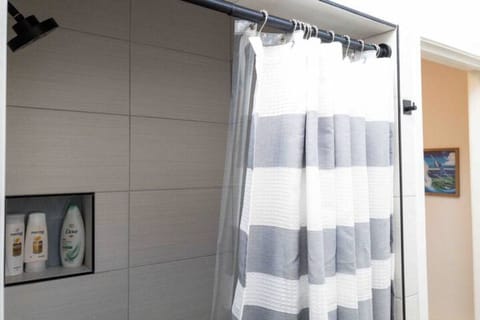 Combined shower/tub, hair dryer, towels