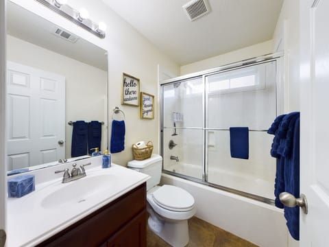 Combined shower/tub, hair dryer, towels