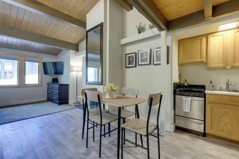 Studio | Dining Area | Kitchenette | 4-Seat Dining Table