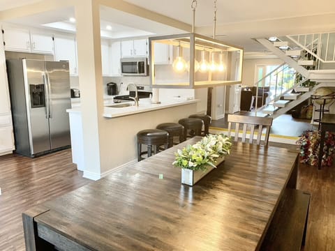 Perfect dining table that can seat 8 people. 2 benches and 2 end chairs.