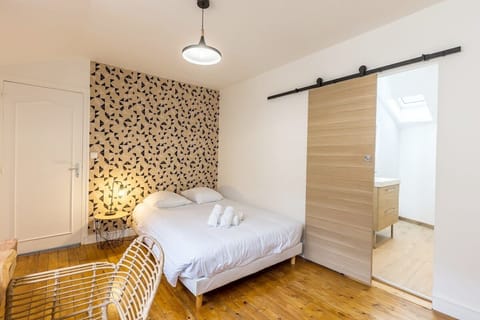 Chambre dans un style Lièges/industriel avec un coin bureau dédiée et une salle de bain attenante !
(Dans cet appartement vous avez 3 sdb au total, deux attenantes aux chambres du fond et une grande pour les deux autres chambres)