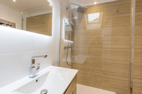 Salle de Bain avec:
- un lavabo
- un miroir led
- une machine à laver 
- une grande douche pour se détendre :)