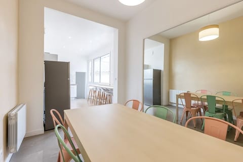 Un salon avec cuisine ouverte dans l'appartement principal pouvant accueillir 8 personnes pour dîner (10 si utilisation de la rallonge de la table) et 4 personnes sur le mange debout.