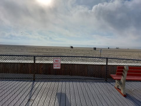 Beach nearby, sun loungers, beach towels