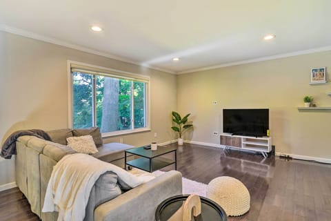 West Bloomfield Township Vacation Rental | 3BR | 2.5BA | Stairs to Access