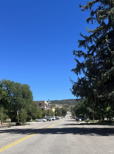 2 blocks from Broadway shops and restaurants in Eagle