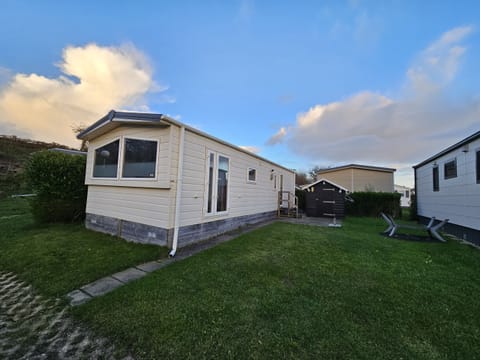 Front view of Roompot Camping de Zandput 508 - EEZZ