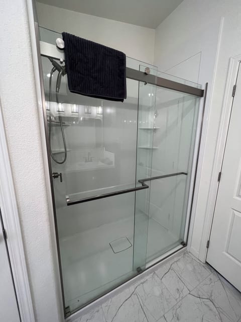 Combined shower/tub, jetted tub, hair dryer, towels