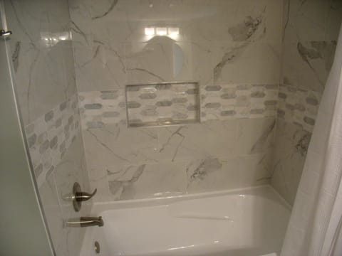 Combined shower/tub, hair dryer, towels