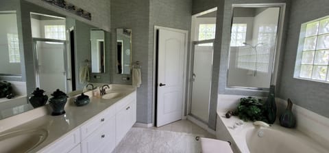 Combined shower/tub, towels