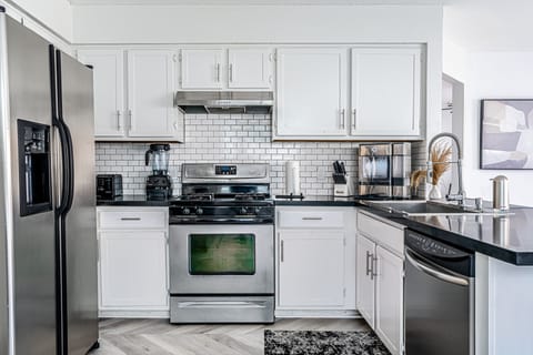 Fully equipped kitchen with mixer, ice maker, Vitamix and much more!