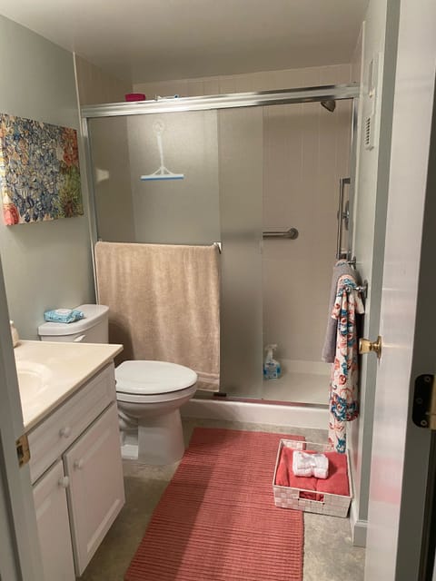 Combined shower/tub, towels