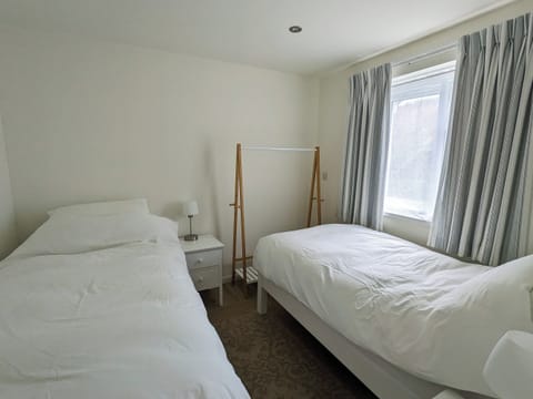 Twin bedroom | Waters Edge, Amroth