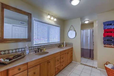 Combined shower/tub