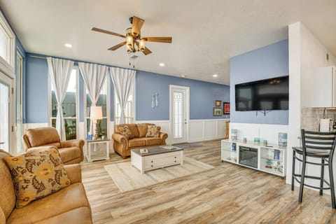 Living Room | Queen Sleeper Sofa | Free WiFi | Central A/C | Smart TV