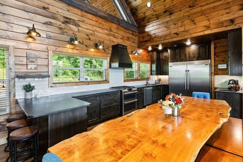 Enjoy the well-equipped gourmet kitchen!