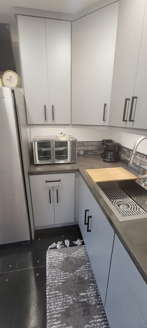 Fridge, oven, coffee/tea maker, electric kettle