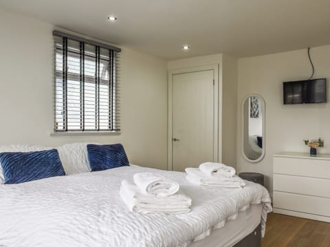 Double bedroom | Highfield Bungalow, Twyn