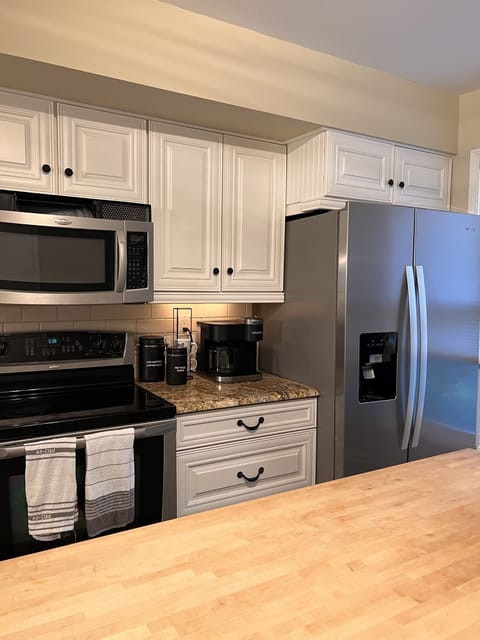 Private kitchen | Fridge, microwave, oven, stovetop