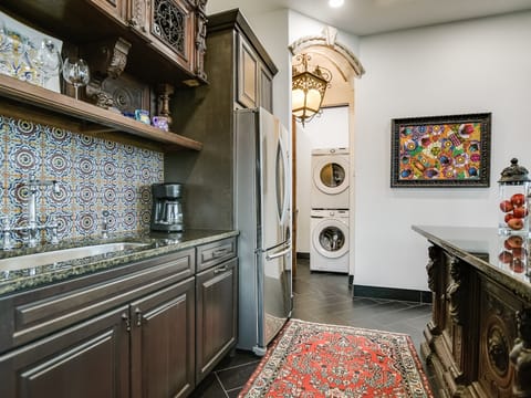 Romantic getaway! Or bring the family to tour the Texas Hill Country! Villa in Lake Travis