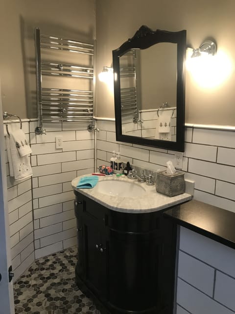 Secondary view of full bathroom