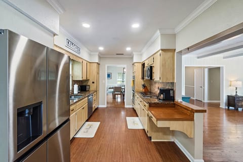 Private kitchen | Fridge, microwave, oven, stovetop