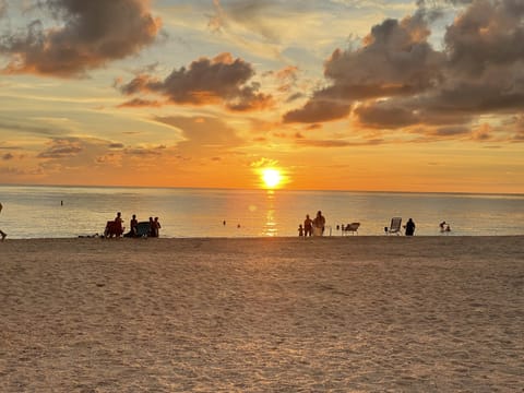 Beach nearby, sun loungers, beach towels