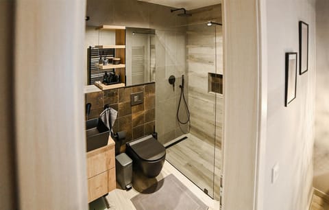 Combined shower/tub