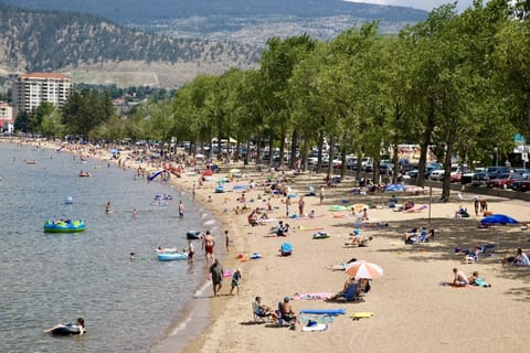 Beach nearby, sun loungers, beach towels