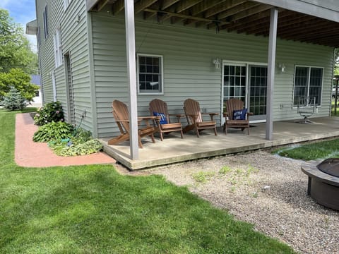 Outdoor covered seating with firepit