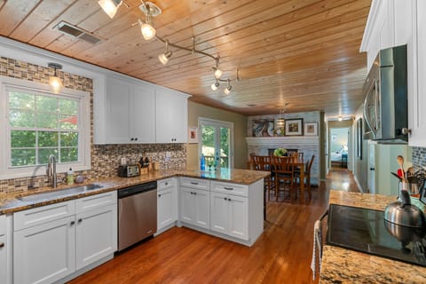 Beautiful, well stocked kitchen
With granite countertops
