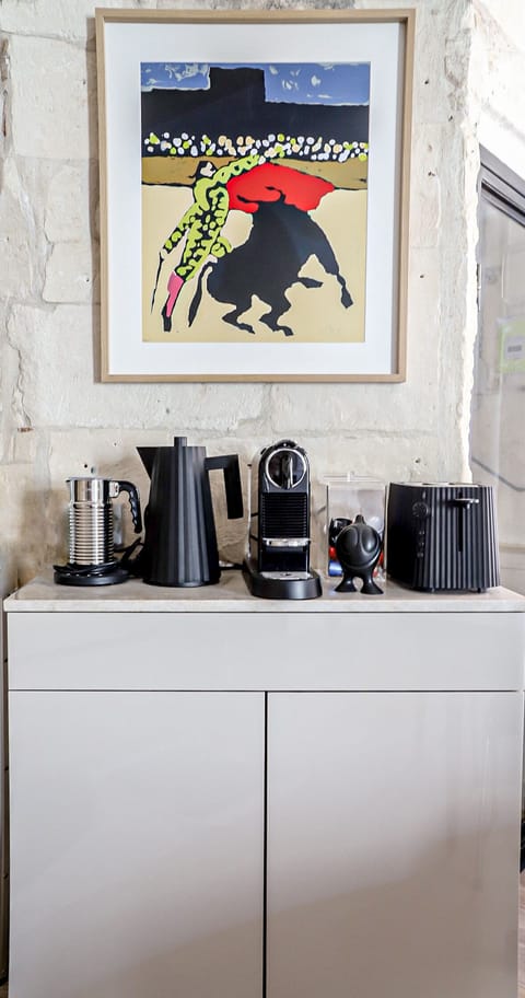 Station with kettle, coffee machine, and plunger, toaster + water carbonator