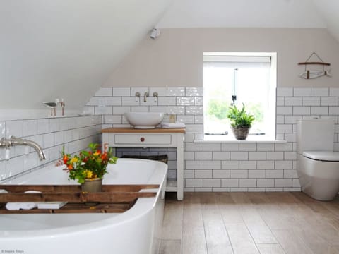 Bathtub, hair dryer, towels