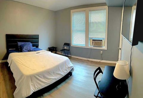 4 bedrooms, in-room safe, desk, iron/ironing board