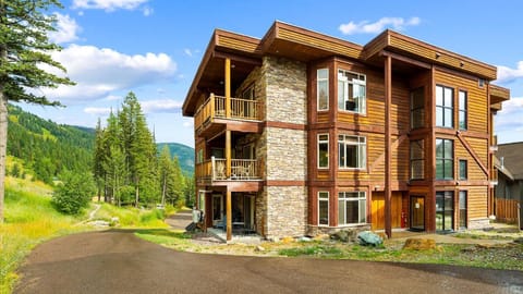 Exterior view of the building showcasing the side access to the deck to easily load and unload luggage!