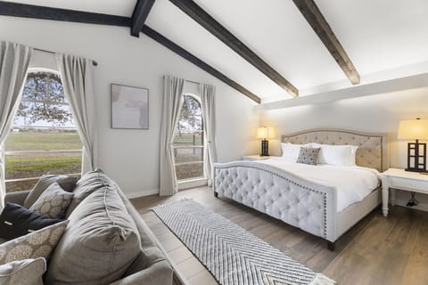 [Master bedroom] King bed, Smart TV & ensuite bathroom