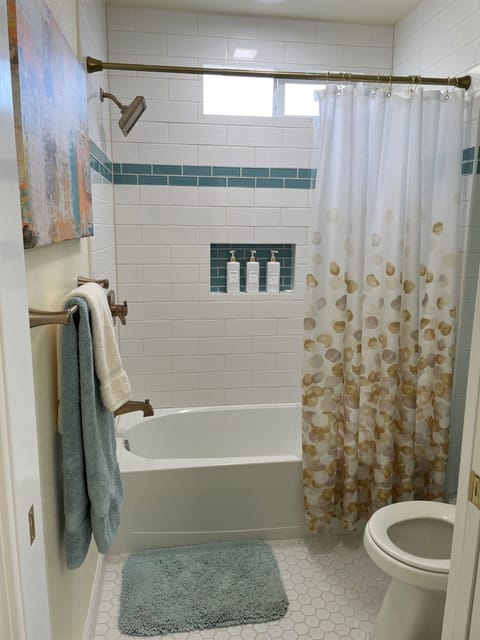 Combined shower/tub, hair dryer, towels