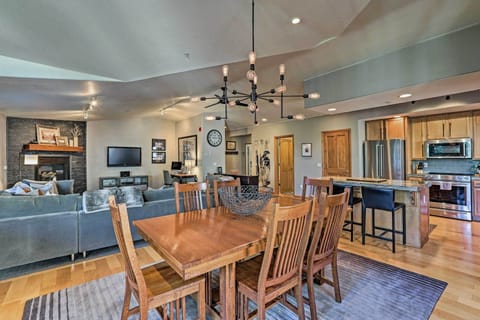 Dining Area | Dishware & Flatware Provided