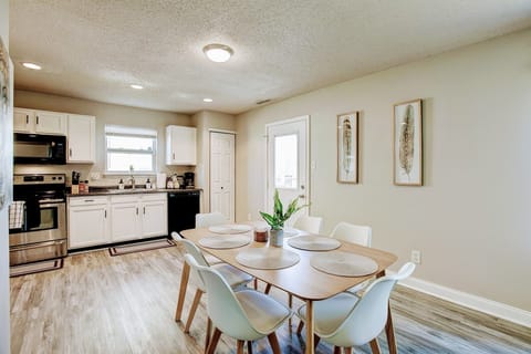 Comfortable dining for 6 people.