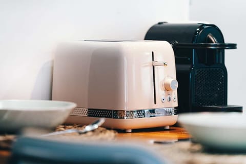 Fully equipped kitchen with modern appliances, including a toaster and coffee maker, to start your day with a delicious breakfast.