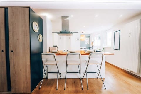 Spacious and inviting dining area with a large table, ideal for enjoying meals with family and friends in a comfortable setting.